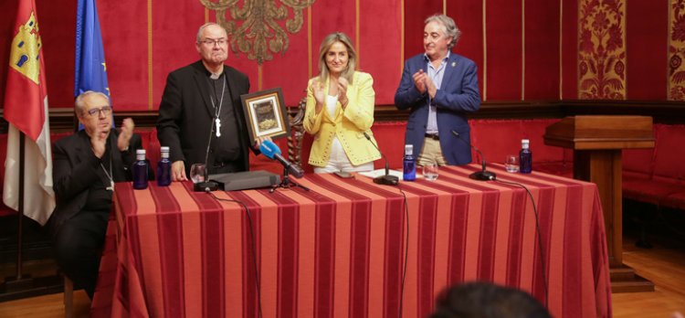 El arzobispo Francisco Cerro diserta sobre cómo vivir el Corpus en Toledo