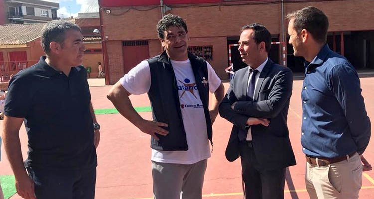 José Gutiérrez (2d), departiendo con el director del CEIP San Ildefonso (i), el representante de ATANDI y el concejal de Educación de Calidad en el Ayuntamiento de Talavera (d).