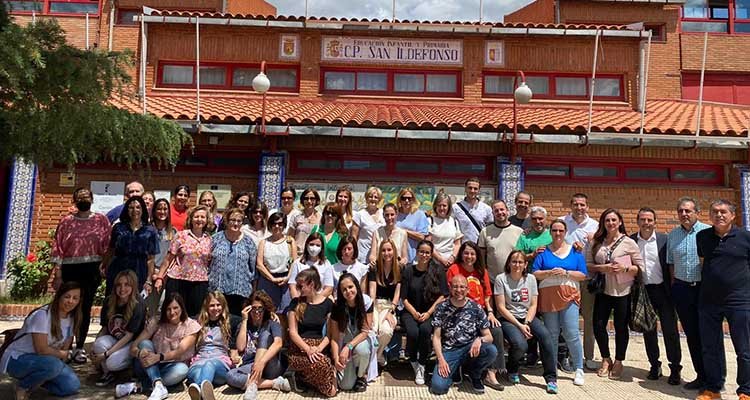 Foto de familia de la XX Jornada MUS-E en el CEIP San Ildefonso de Talavera, con autoridades, profesores, monitores y demás colaboradores.