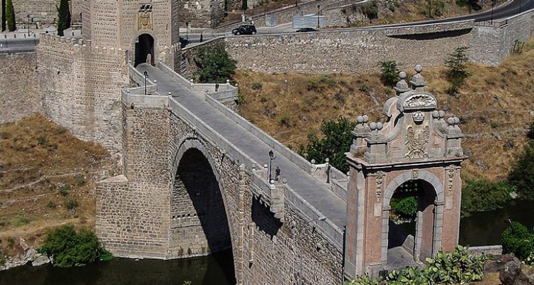 Apuñalan a un hombre de 34 años en el Puente de Alcántara de Toledo