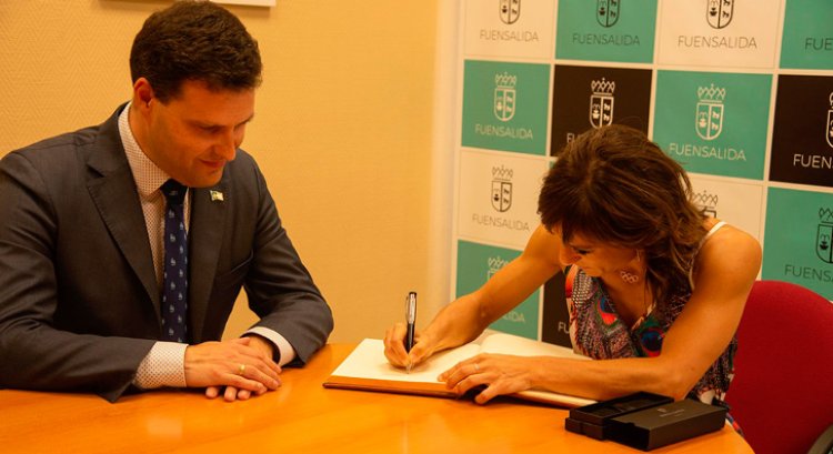 Sandra Sánchez firma en el libro de honor del ayuntamiento.