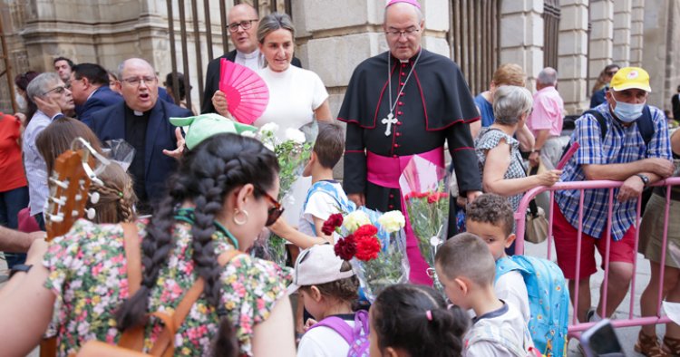 Casi un millar de niños de diecisiete colegios participan en ofrenda floral del Corpus de Toledo