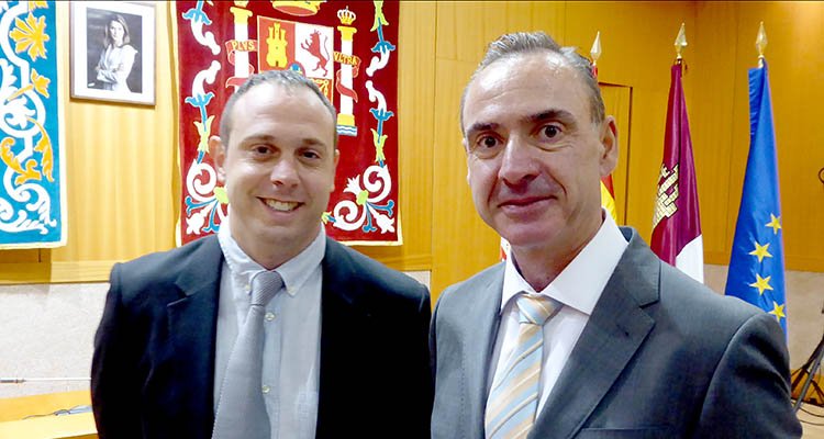 Sergio Delgado (i) y Miguel Ángel Ruiz Barrientos, el día que se constituyó la Corporación municipal en el Ayuntamiento de Talavera.