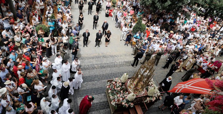 Miles de personas ven en Toledo procesionar a la Custodia de Arfe