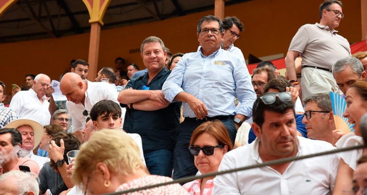 El presidente regional, Emiliano García-Page, presenció la corrida.