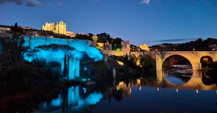 Toledo se suma al Día del Refugiado iluminando de color azul distintos monumentos