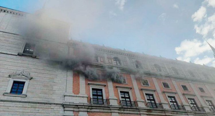 Los bomberos controlan el incendio declarado en el Alcázar de Toledo