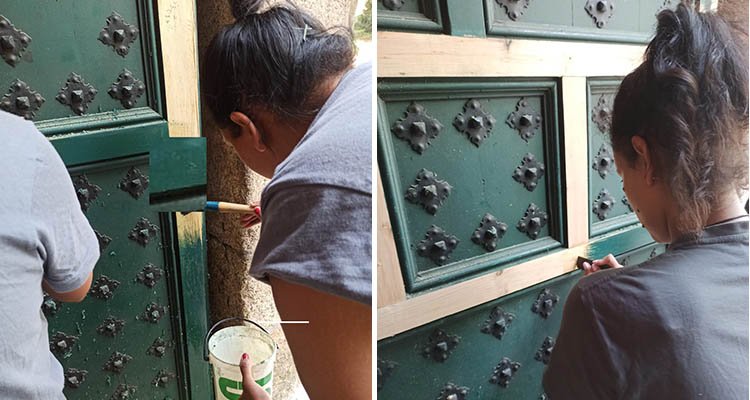 Trabajadores del Plan de Empleo restauran la puerta lateral de la Basílica del Prado