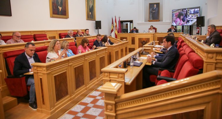 El pleno de Toledo apoya a la alcaldesa tras ser nombrada persona no grata en Murcia