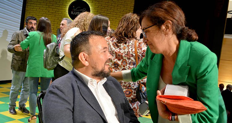 La vicepresidenta de la Diputación de Toledo, Ana Gómez, felicitando a Juan Ramón Amores.