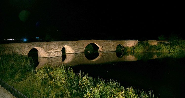 El Puente Romano, tercer monumento de Talavera con iluminación ornamental