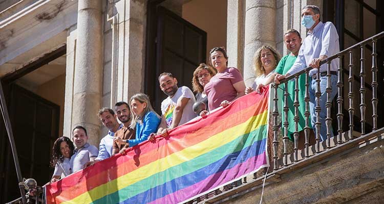 La colocación de la bandera arcoíris en el Ayuntamiento da inicio a 'Toledo Entiende'
