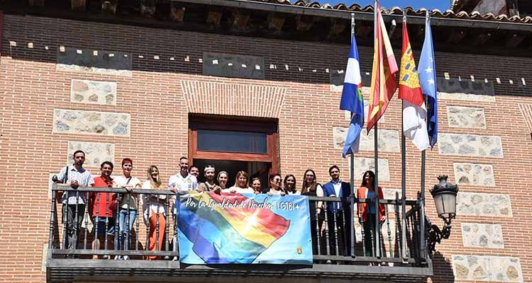 La bandera arcoíris ya luce en el balcón del ayuntamiento de Talavera