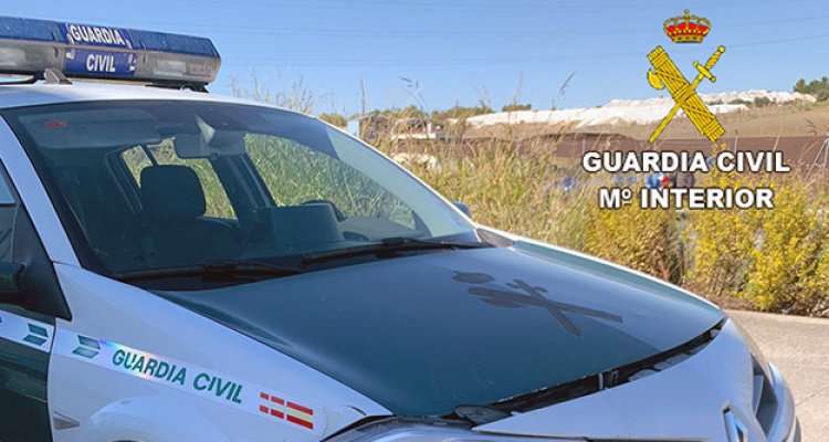 Heridos los cinco ocupantes de un turismo que chocó contra un coche de la Guardia Civil