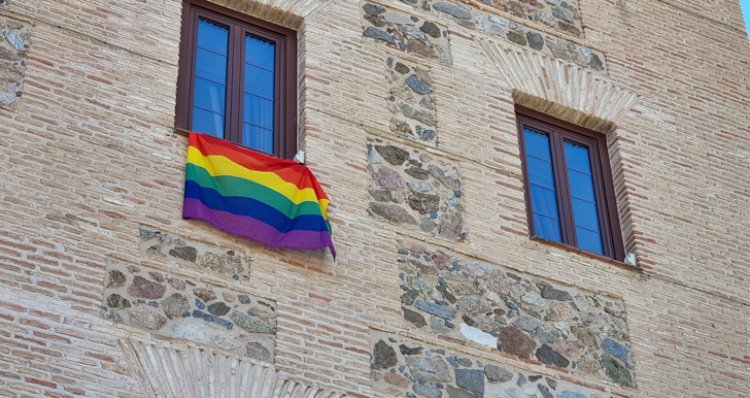Las Cortes cuelgan la bandera arcoíris para reivindicar los derechos del colectivo LGTBI