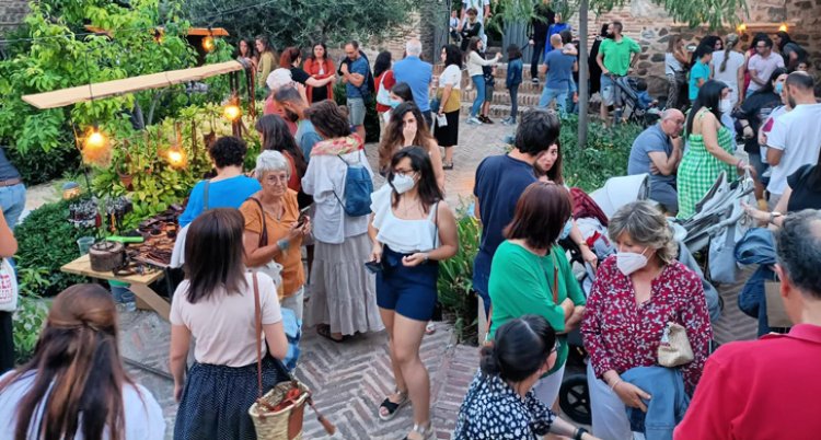 El Mercado de Artesanía reúne a más de 12 expositores en el jardín de San Lucas de Toledo
