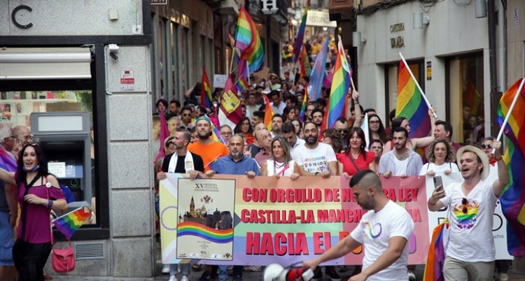 La bandera arco iris toma el centro del Casco Histórico de Toledo