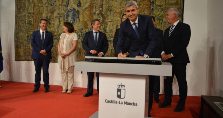 Álvaro Gutiérrez firma el convenio.