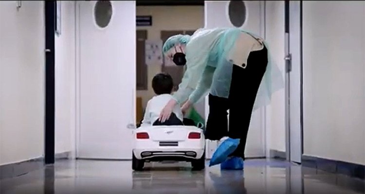Llevan al quirófano en coche de juguete a los niños que van a ser operados