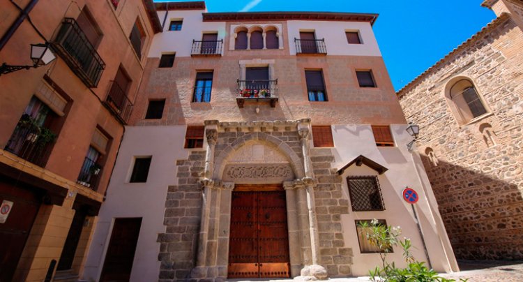 La fachada del siglo XIV del Palacio de los Toledo ya luce restaurada
