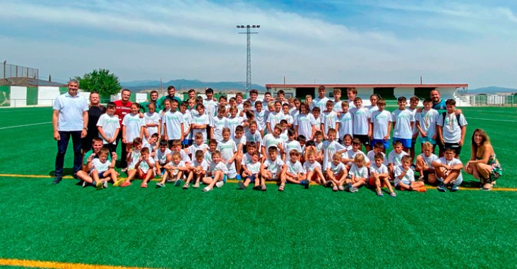 Más de mil jóvenes participan en el primer campus de fútbol que se celebra en Escalona