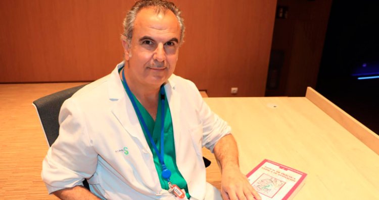 El doctor Aurelio Aranzana Gómez, coeditor de un manual de práctica de cirujanos