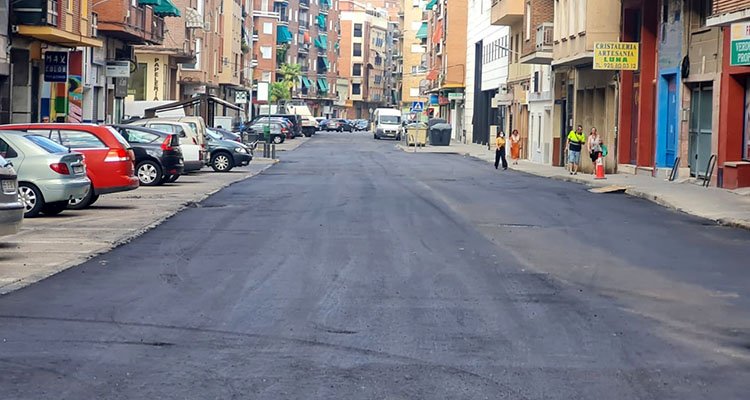 La calle Santos Mártires ya asfaltada.