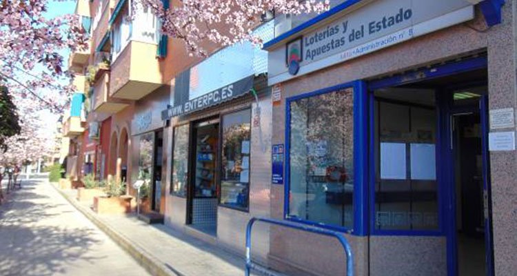 'Julita' reparte en el Polígono de Toledo parte del tercer premio de la Lotería Nacional