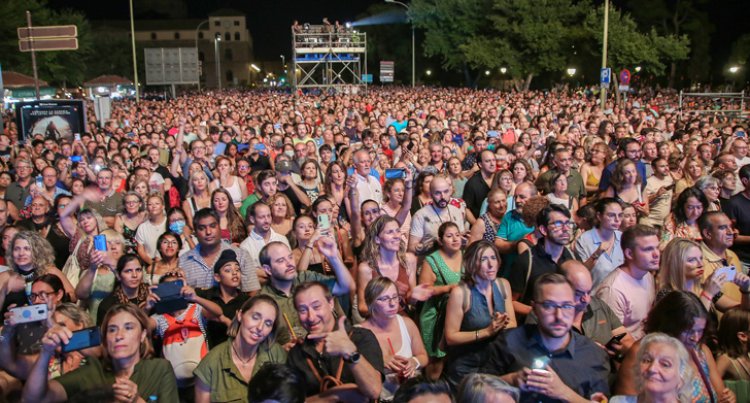 Miles de personas asisten al concierto de Ana Torroja en Toledo