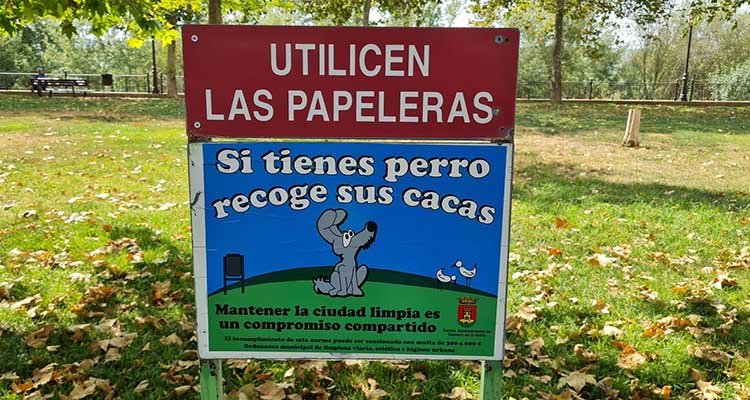 Renuevan en Talavera la cartelería de recogida de excrementos de los perros