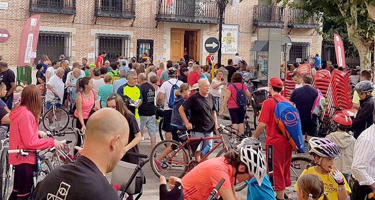 Calera y Chozas vuelve a pasear su solidaridad en el Día de la Bicicleta