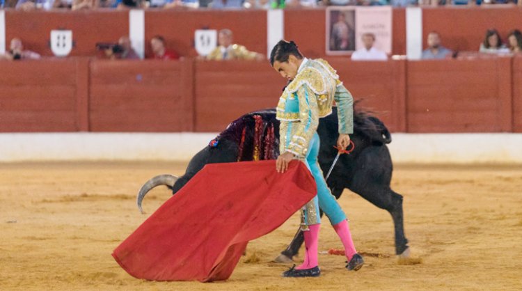 Ángel Téllez con el toro indultado.