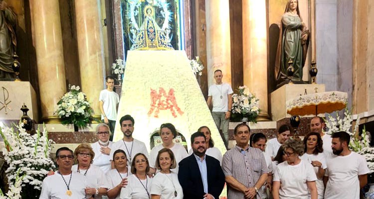 Foto de familia tras completarse el manto floral de la Virgen del Prado.