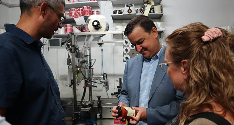 Martínez Arroyo visita la fábrica de conservas de El Real de San Vicente