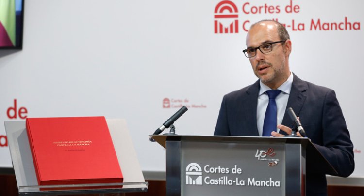 Las Cortes regionales editan doce ejemplares conmemorativos del Estatuto de Autonomía