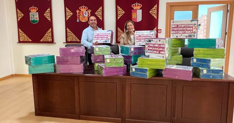 El alcalde de Pepino realiza la tradicional entrega de libros al colegio Ribera de Guadyerbas