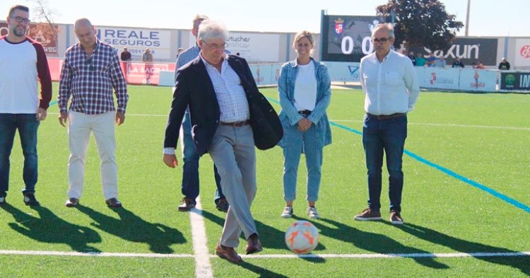 El campo de fútbol municipal de Illescas estrena césped en la cuarta jornada de liga