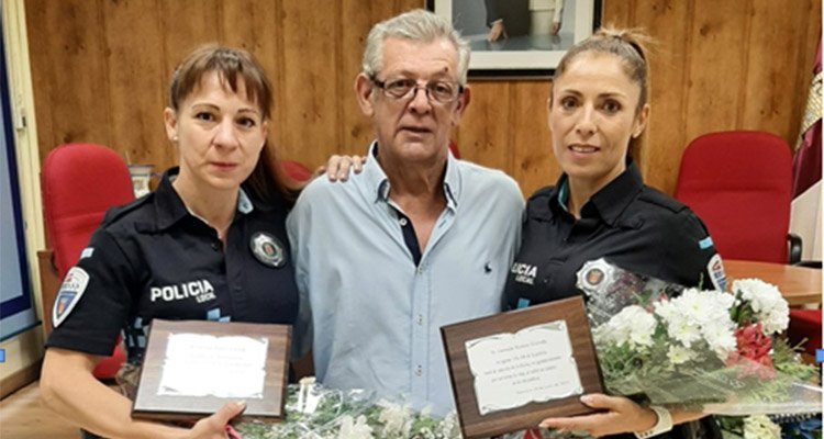 Homenajea a las policías locales de Talavera que le salvaron la vida