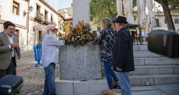 Toledo homenajea al escultor Alberto Sánchez con una ofrenda floral y un recital de poemas