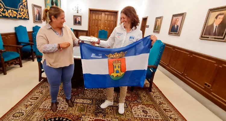 La alcaldesa de Talavera recibe a Ester Arriero, participante en el ‘Reto Pelayo Vida’