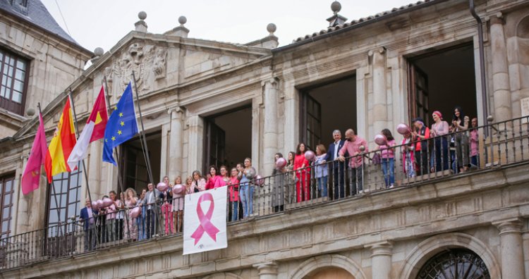 El lazo rosa ya luce en la fachada del ayuntamiento de Toledo
