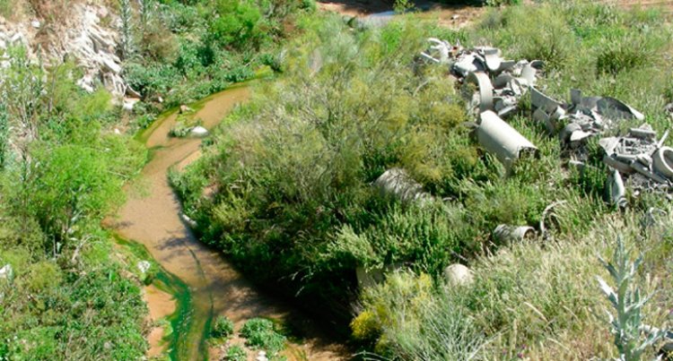 La CHT inicia la retirada de fibrocemento en el cauce del arroyo Ramabujas en Toledo