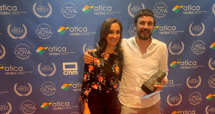 Ante la ausencia de Julio Pérez del campo, el premio lo recogió el productor de la cinta, el también talavera sergio Ortiz, en la imagen con la teniente de alcaldesa, Flora Bellón.