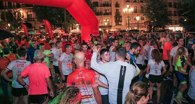 Más de 4.000 atletas brillan en La Nocturna solidaria de Toledo