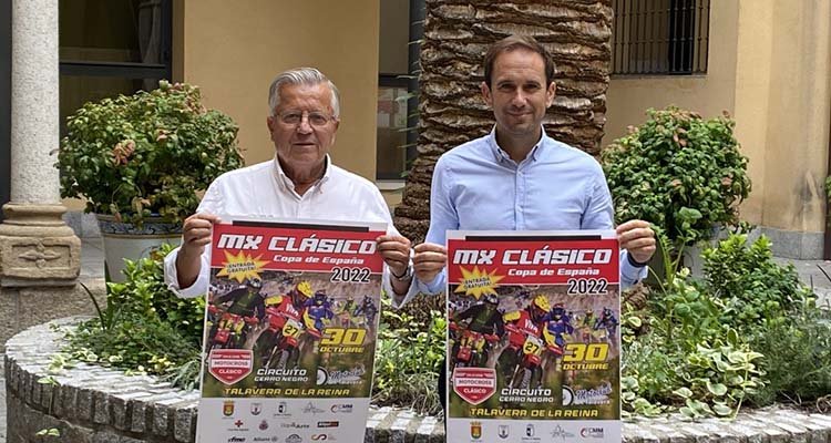 Bermúdez (i) y Gutiérrez, con el cartel anunciador de la Copa de España de Motocross Clásico.