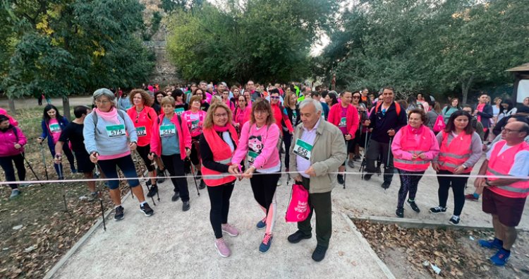 Más de 300 personas participan en la I Marcha Nórdica Solidaria Contra el Cáncer de Mama en Toledo