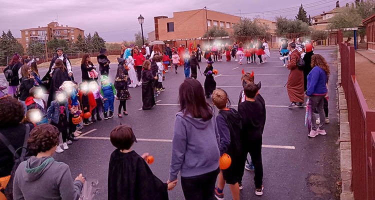 Un centenar de escolares revolucionaron Argés por Halloween