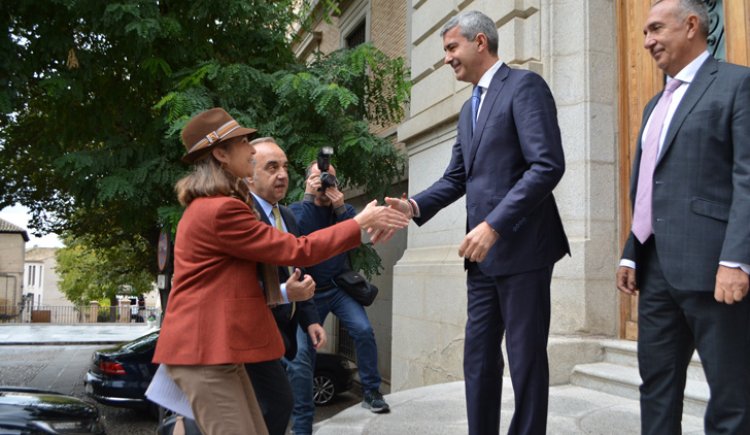 Álvaro Gutiérrez recibe a la infanta Elena a las puertas de la Diputación.