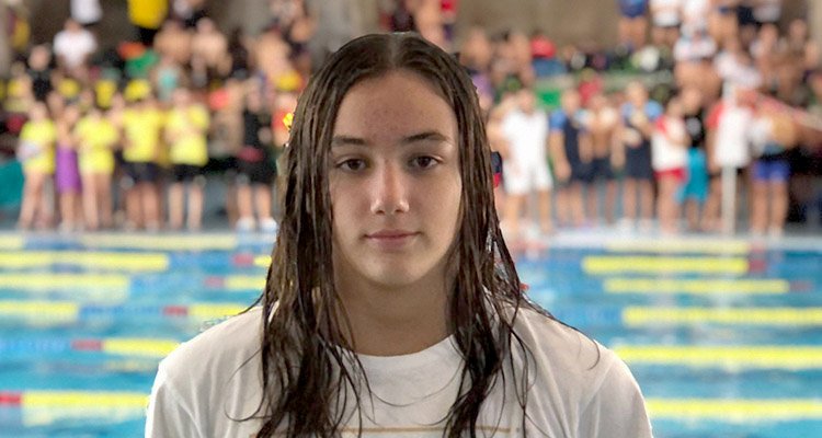 La nadadora talaverana Blanca Díaz, seguida de cerca por la federación