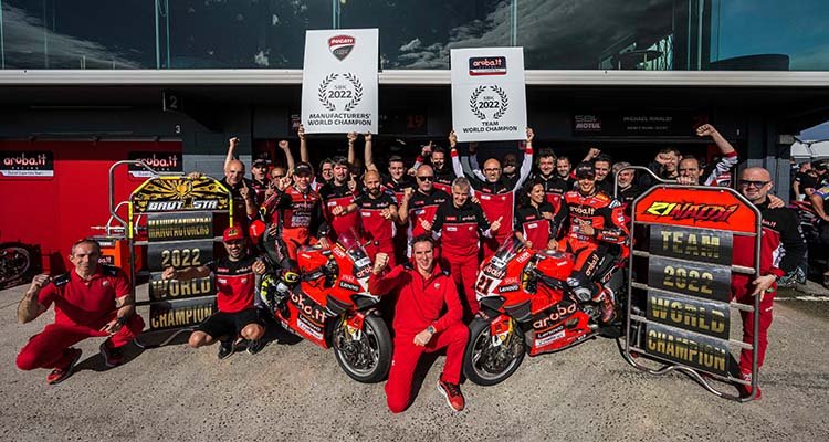 Álvaro Bautista le da el título de marcas y equipos a Ducati